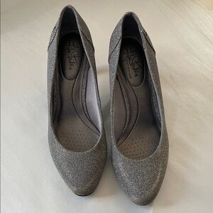 Life Stride Silver Glitter Pointed-Toe Heels Pumps size 9M, 3” heel cushioned